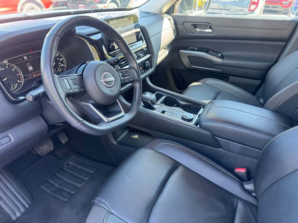 2024 Nissan Pathfinder SL photo 8