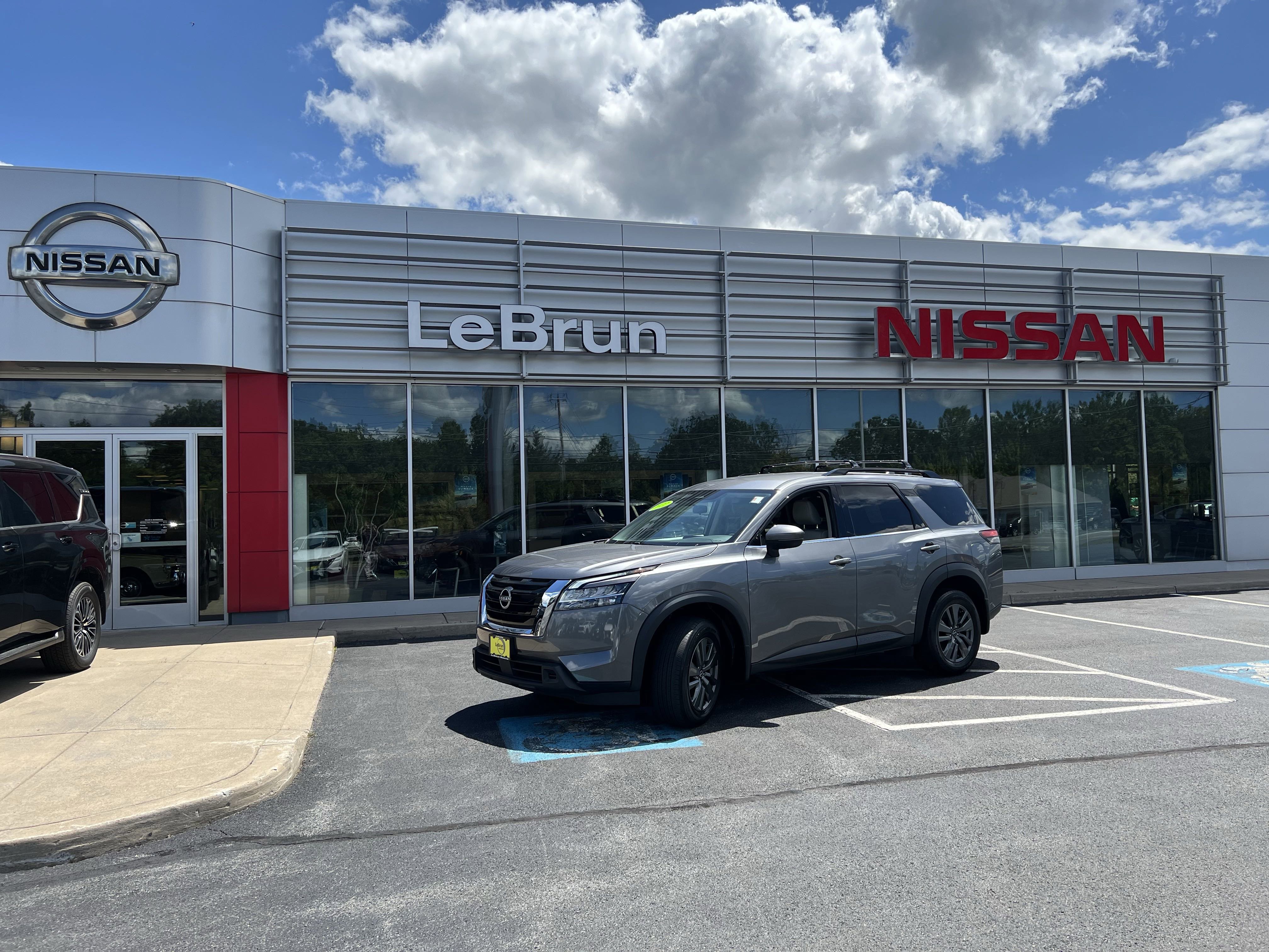 2022 Nissan Pathfinder SV's photo