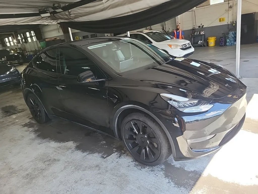 Used 2021 Tesla Model Y Long Range with VIN 5YJYGDEE8MF086885 for sale in Northfield, Minnesota