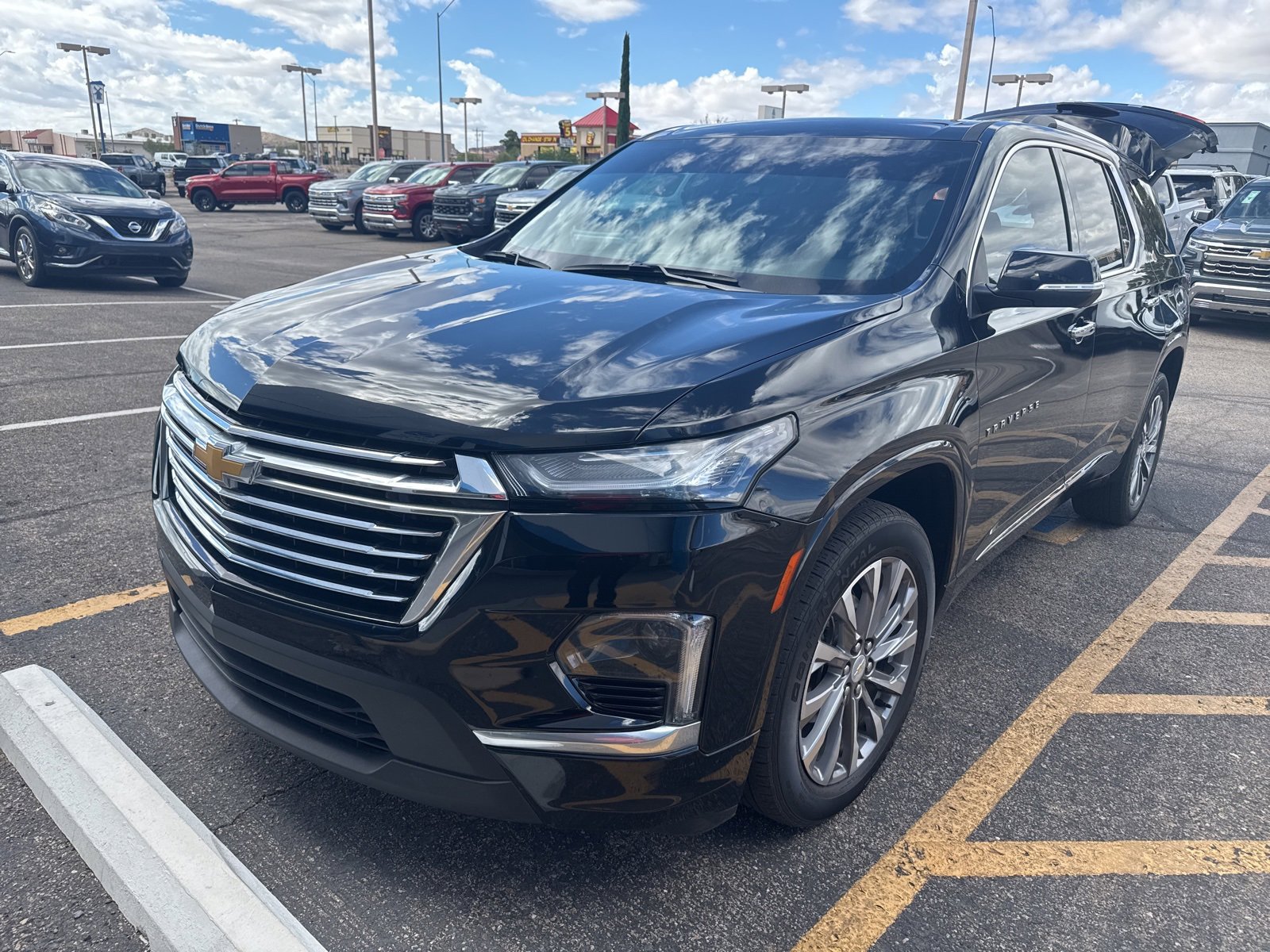 2023 Chevrolet Traverse Premier photo 2