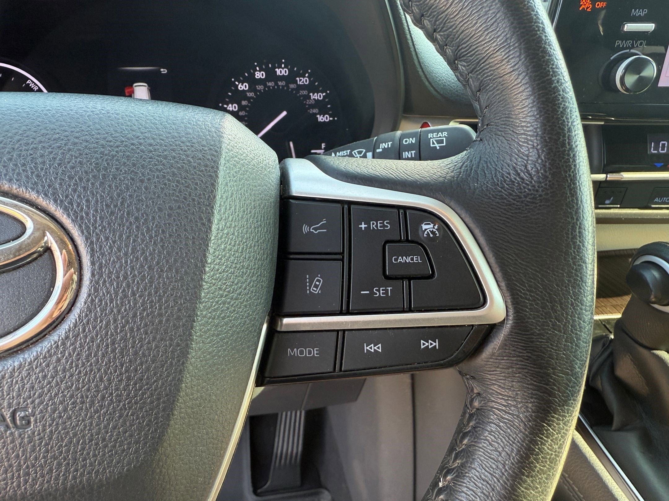 2022 Toyota Sienna XLE photo 21