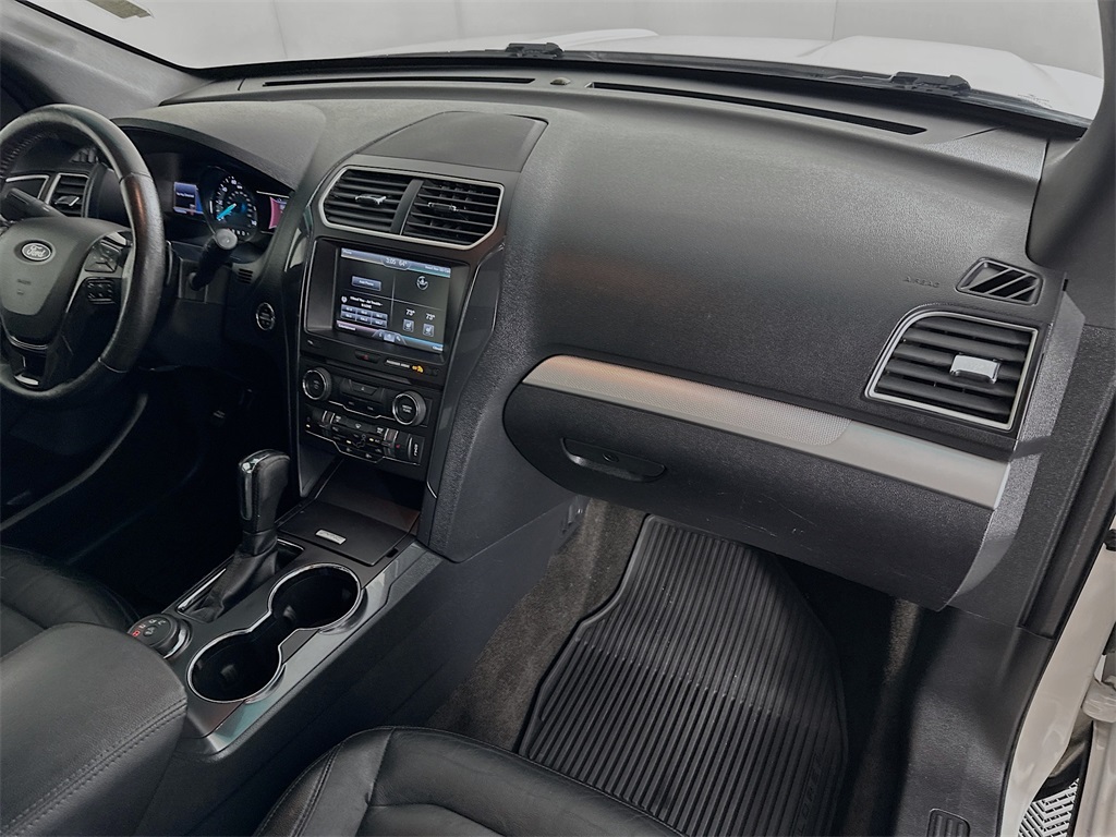 2016 Ford Explorer XLT photo 27