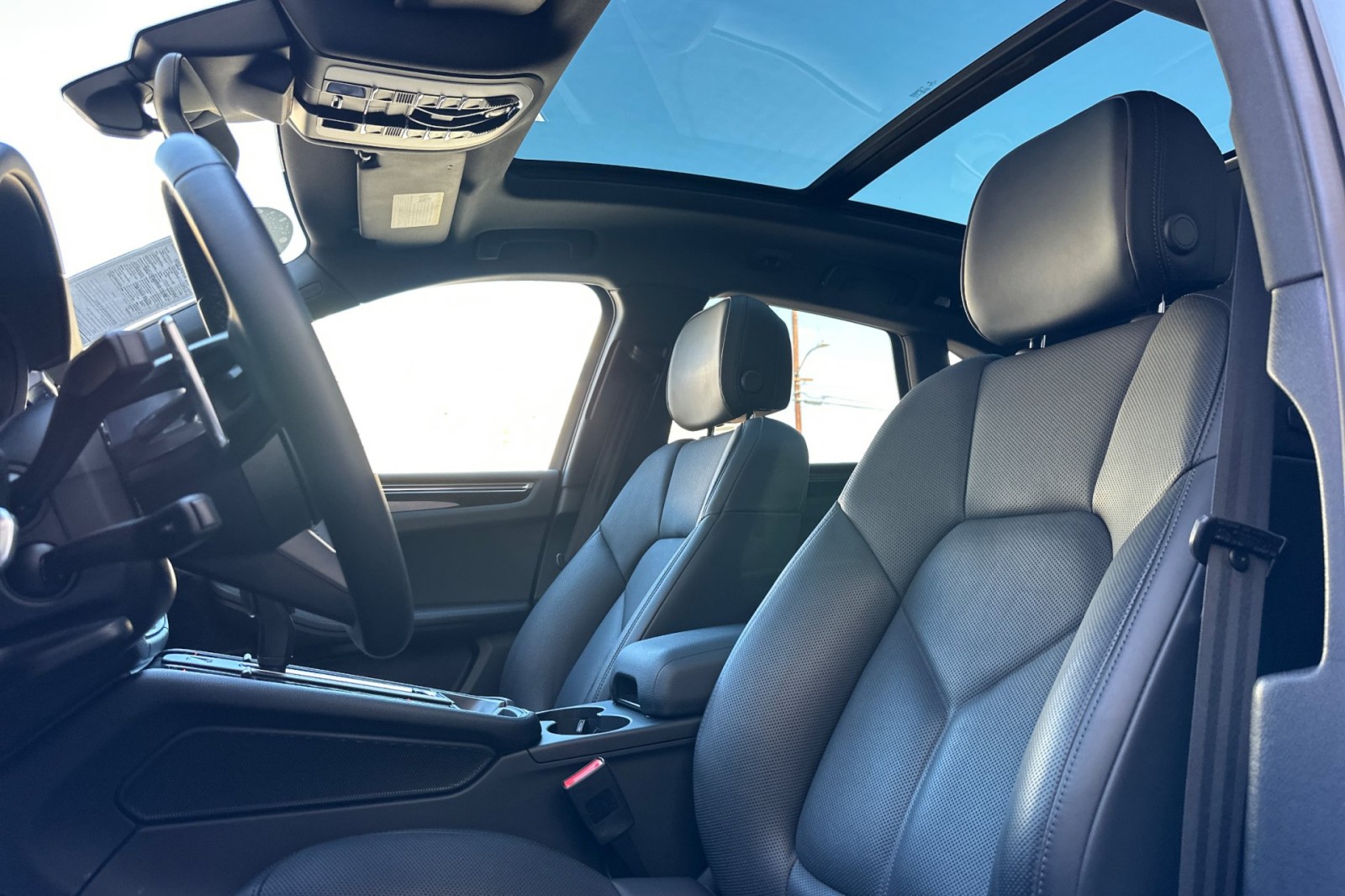 2023 Porsche Macan T photo 5