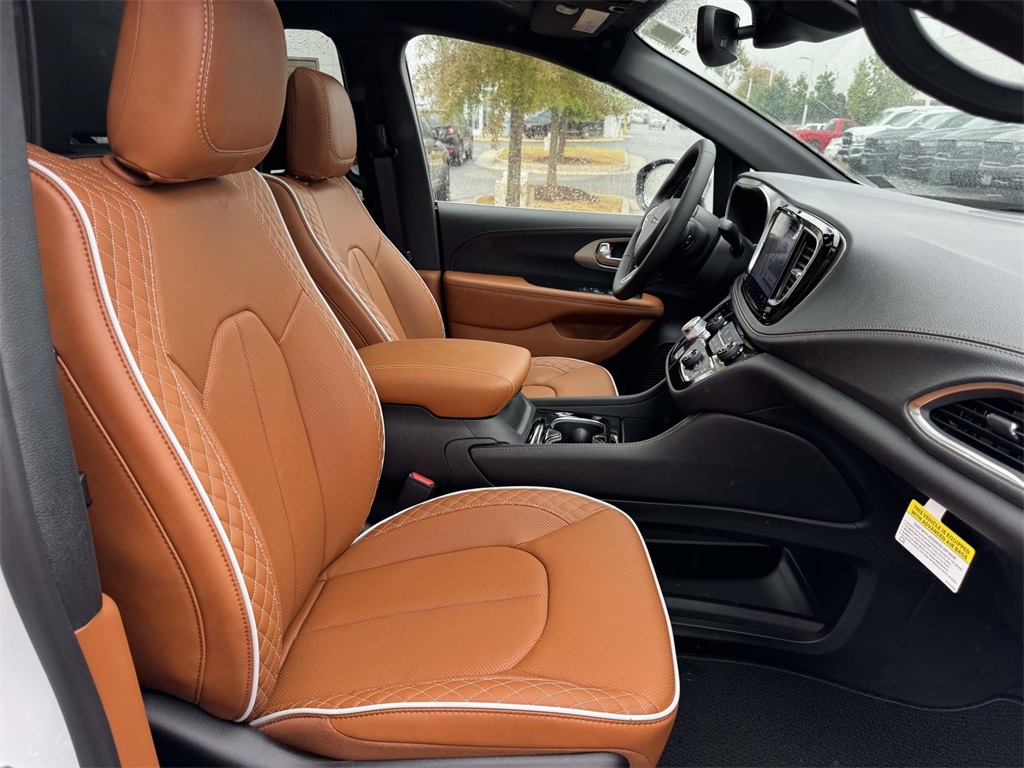2026 Chrysler Pacifica Pinnacle photo 17