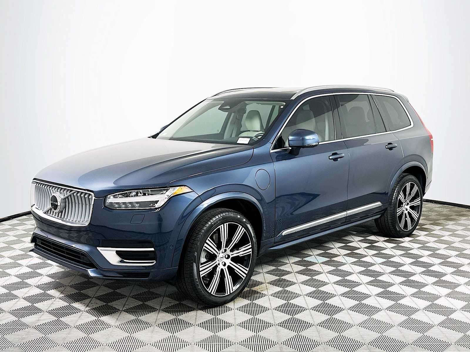2025 Volvo XC90 T8 AWD Plus photo 3