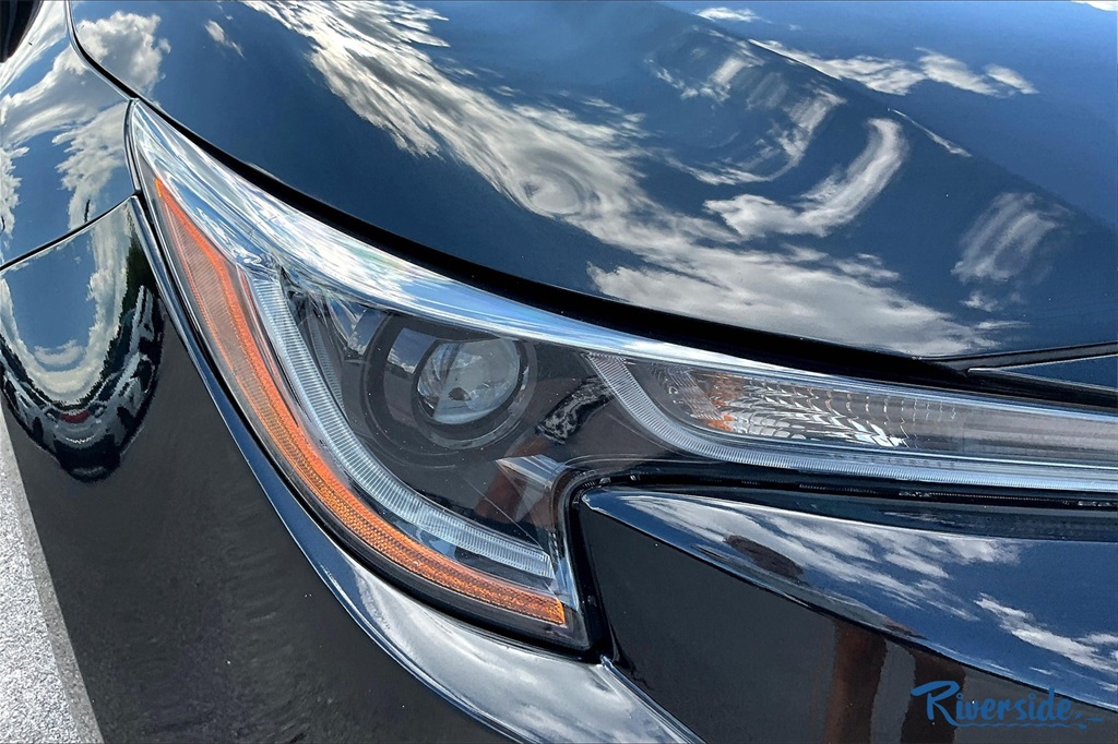 2021 Toyota Corolla LE photo 25