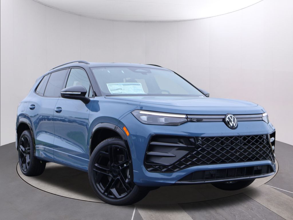 2025 Volkswagen Tiguan SE R-LINE BLACK's photo