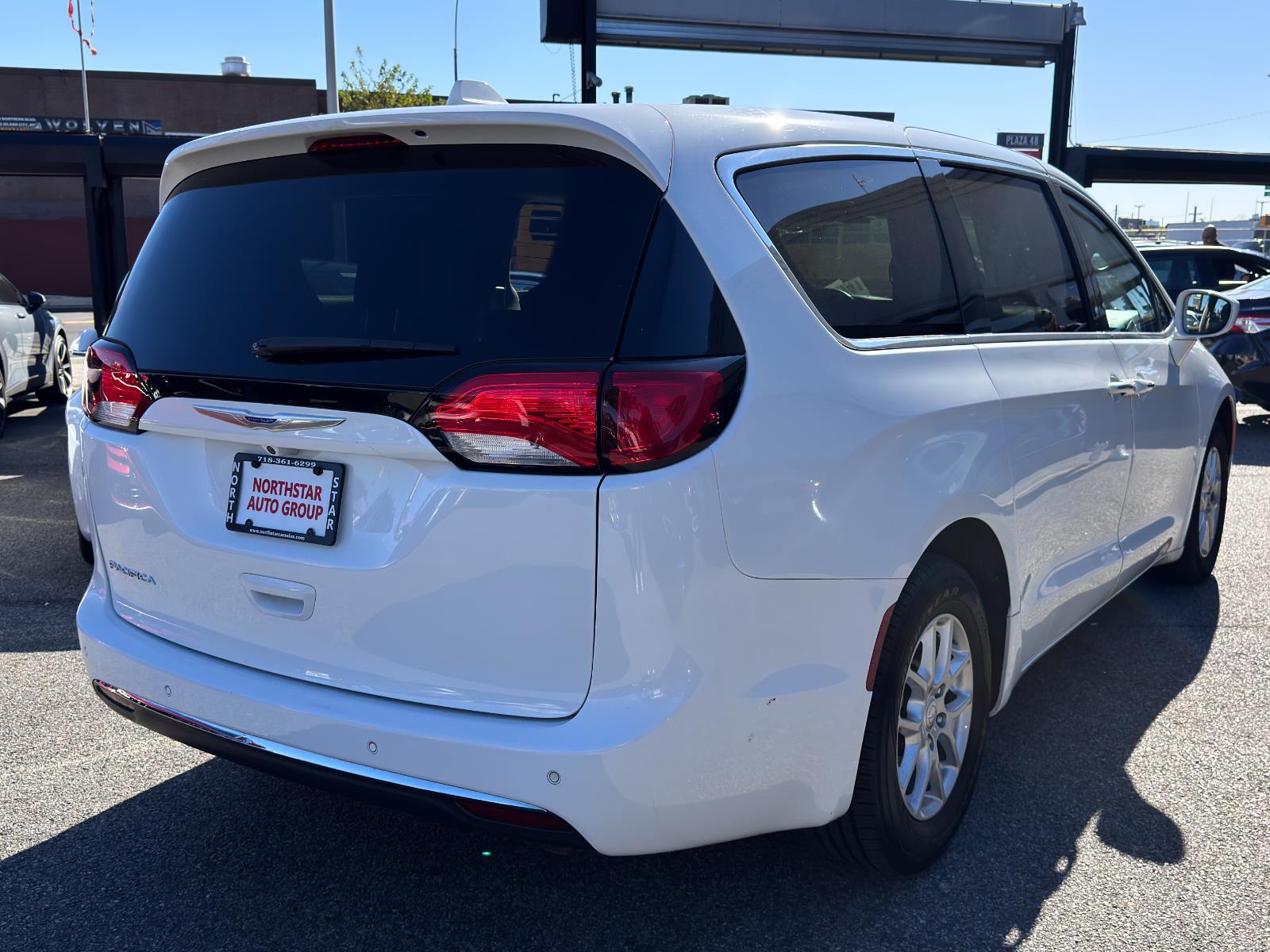 2020 Chrysler Pacifica Touring photo 4