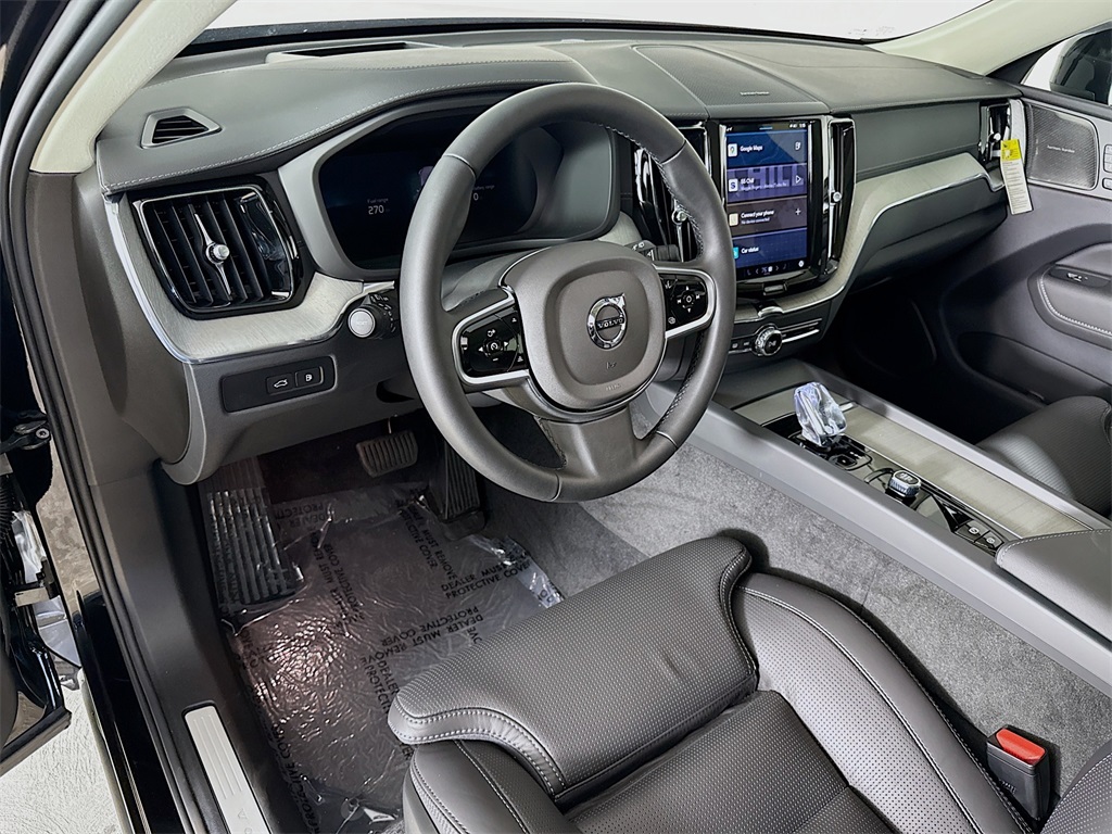 2025 Volvo XC60 Hybrid T8 photo 9