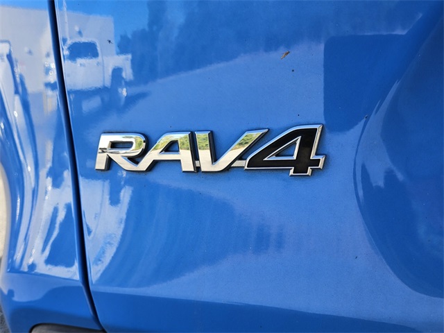 2020 Toyota RAV4 XLE photo 7
