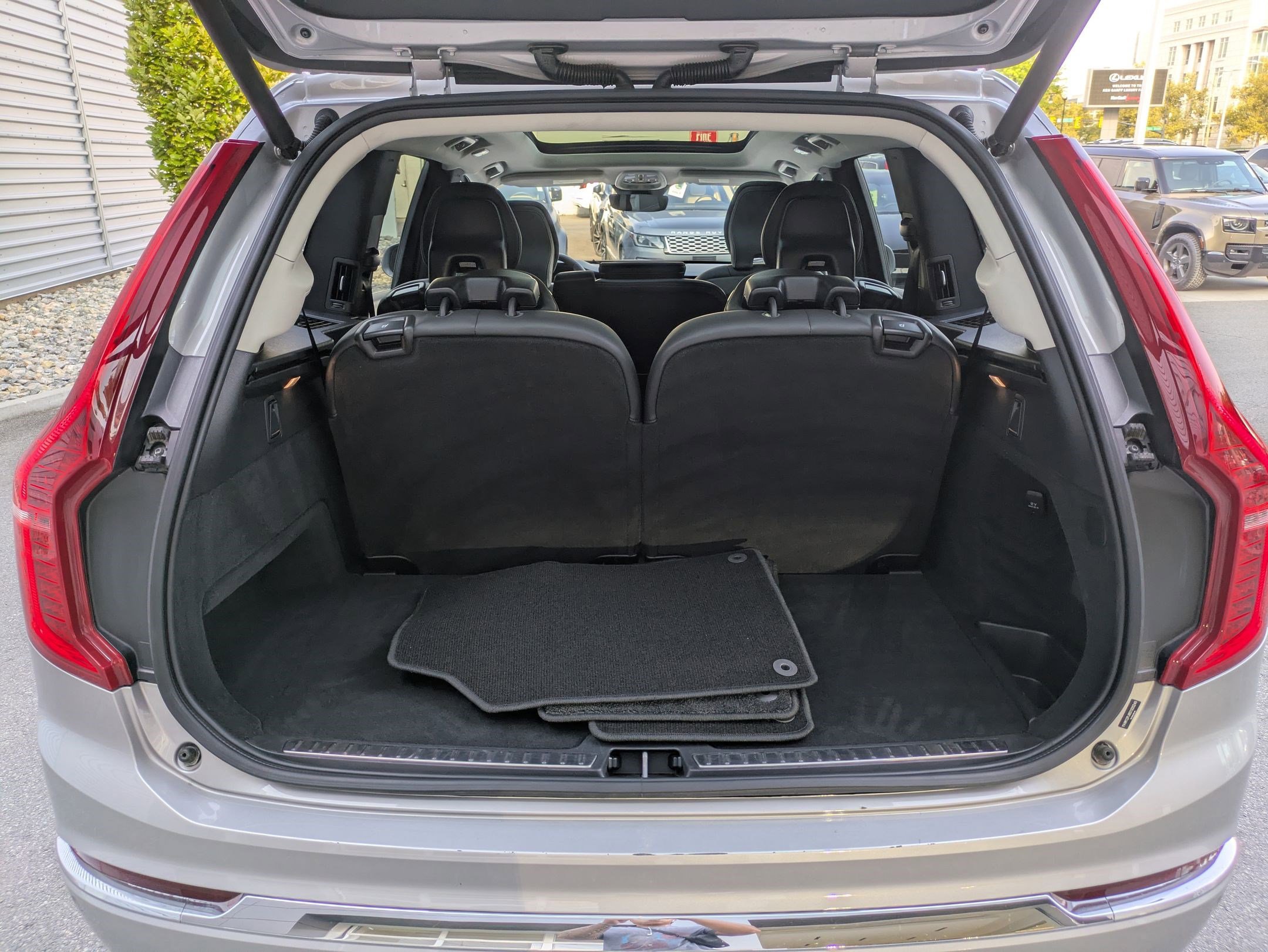 2025 Volvo XC90 Core photo 30