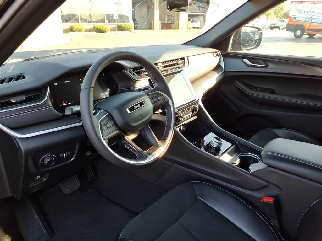 2025 Jeep Grand Cherokee Laredo Altitude photo 4