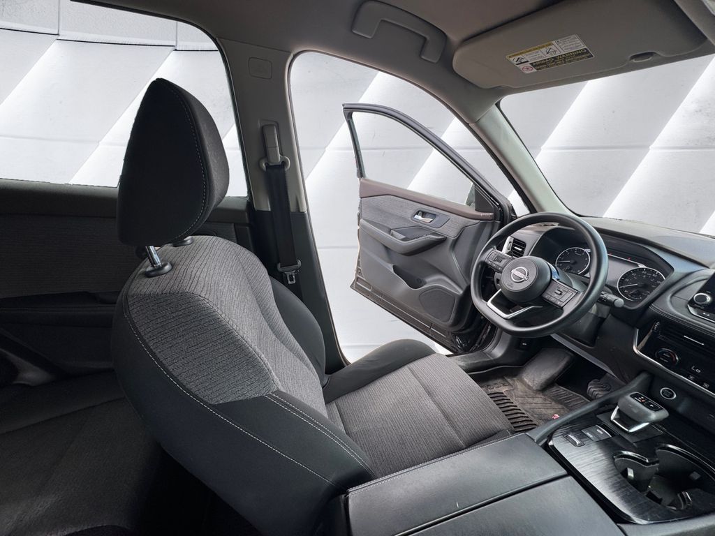2022 Nissan Rogue SV photo 13