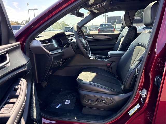 2025 Jeep Grand Cherokee Laredo Altitude photo 2
