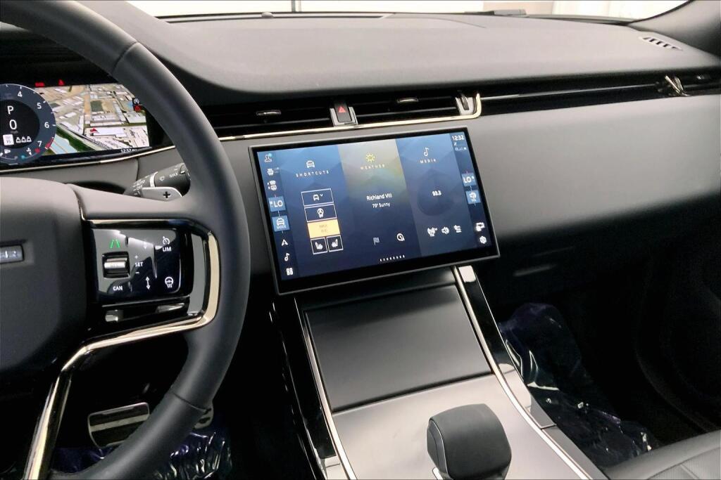 2025 Land Rover Range Rover Evoque Dynamic SE photo 3