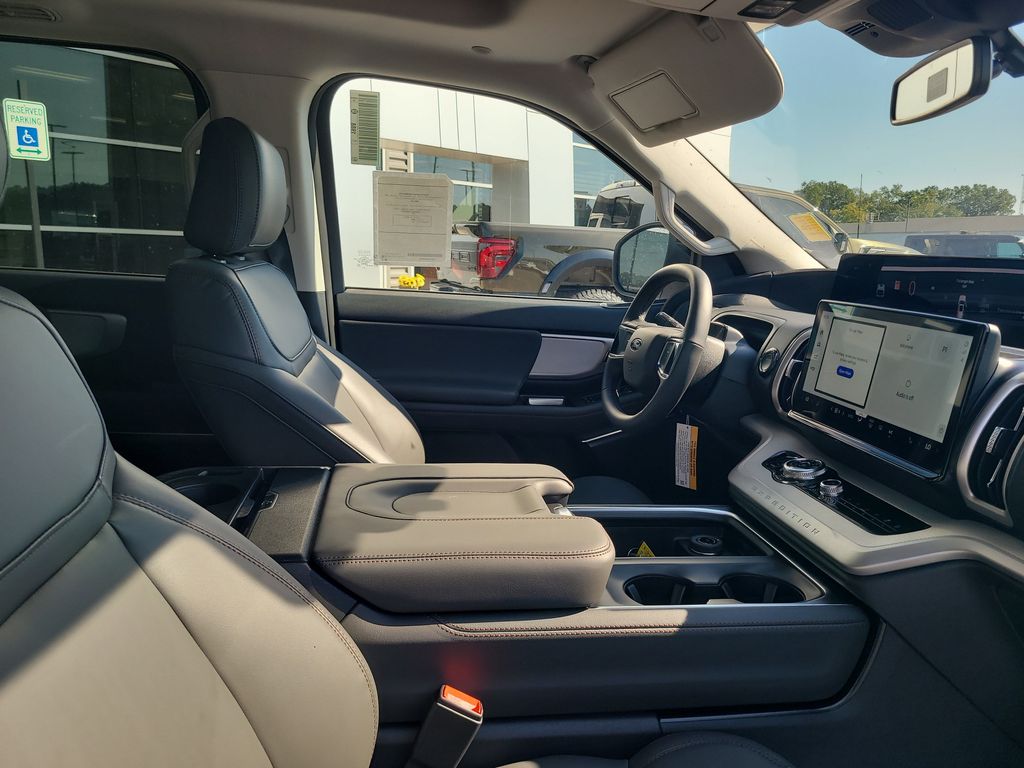2025 Ford Expedition photo 29
