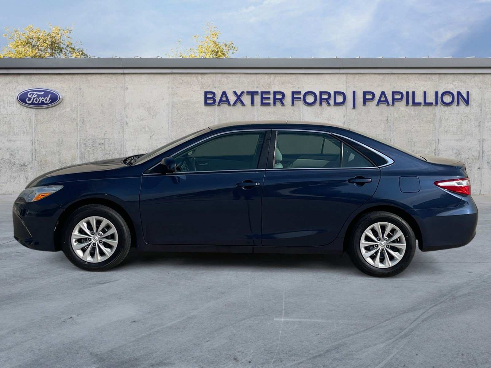 2015 Toyota Camry LE photo 2