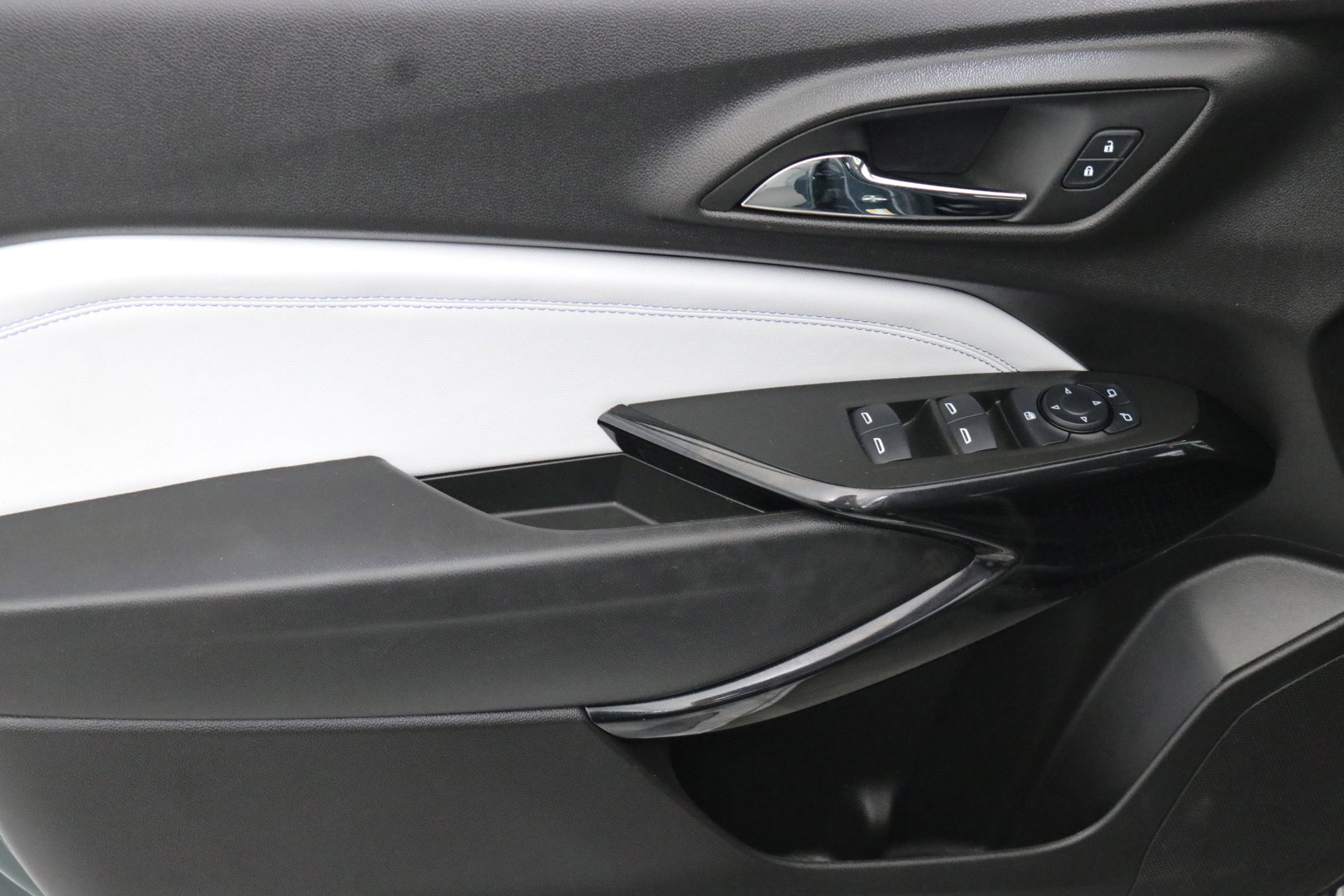 2025 Chevrolet Trax LT photo 18