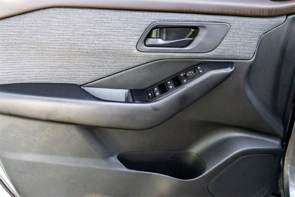 2023 Nissan Rogue S photo 9