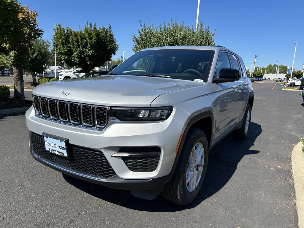 2025 Jeep Grand Cherokee Laredo X photo 4