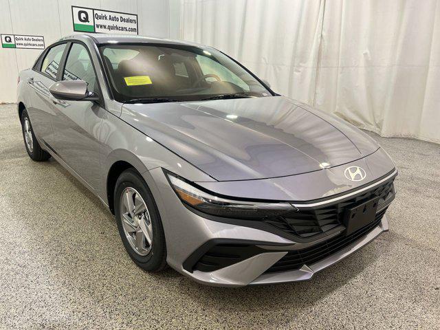 2025 Hyundai Elantra SE photo 2