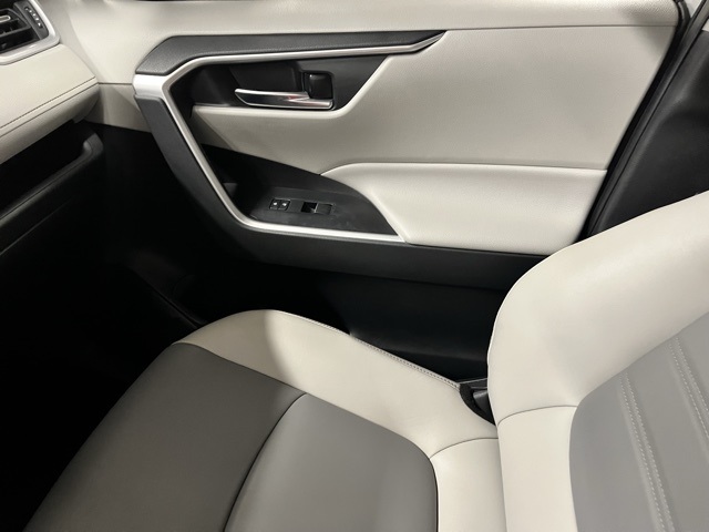 2021 Toyota RAV4 XLE Premium photo 12
