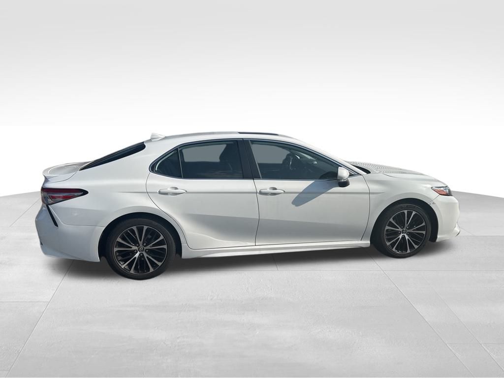 2019 Toyota Camry SE photo 4