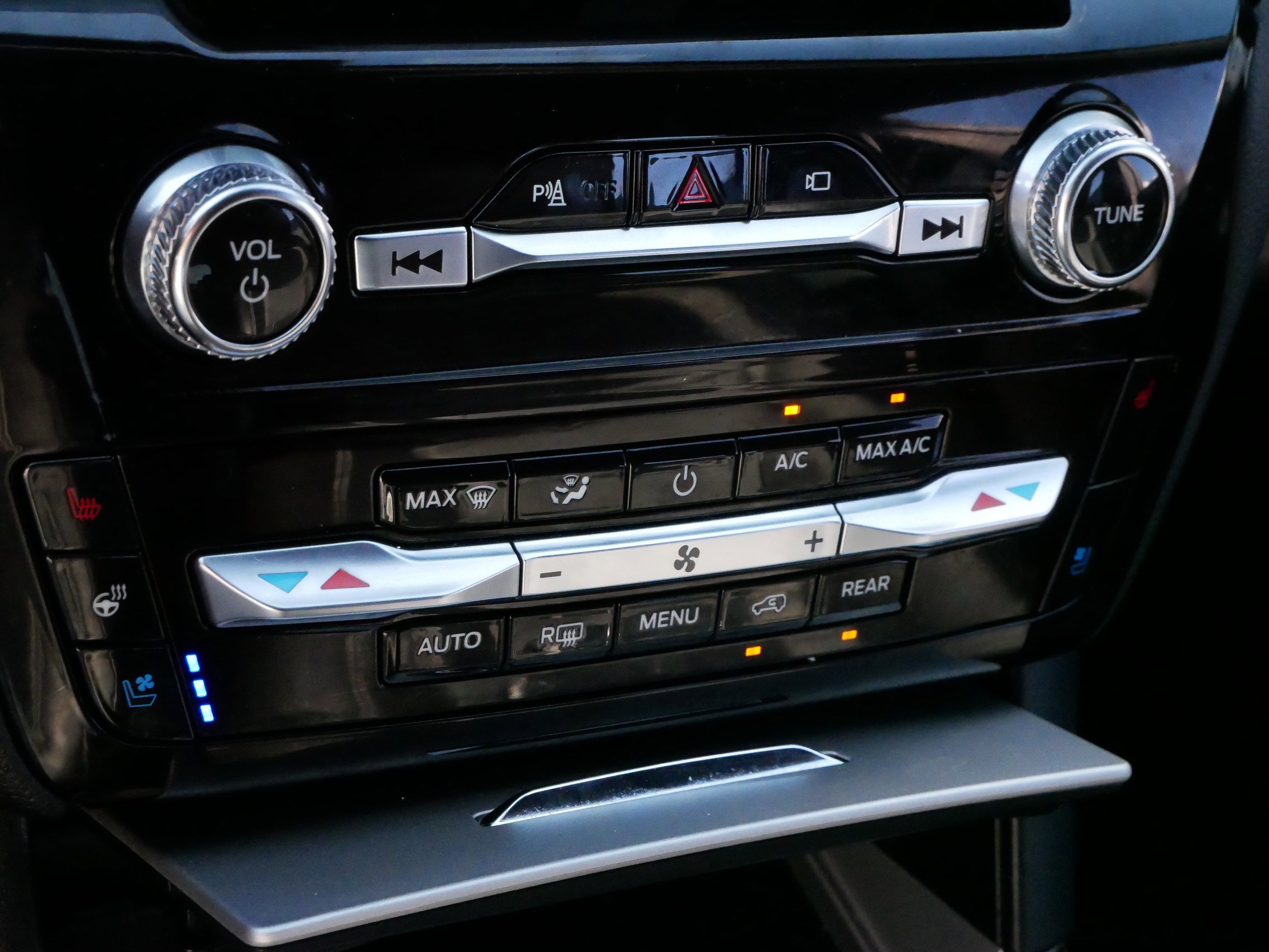 2023 Ford Explorer ST photo 22