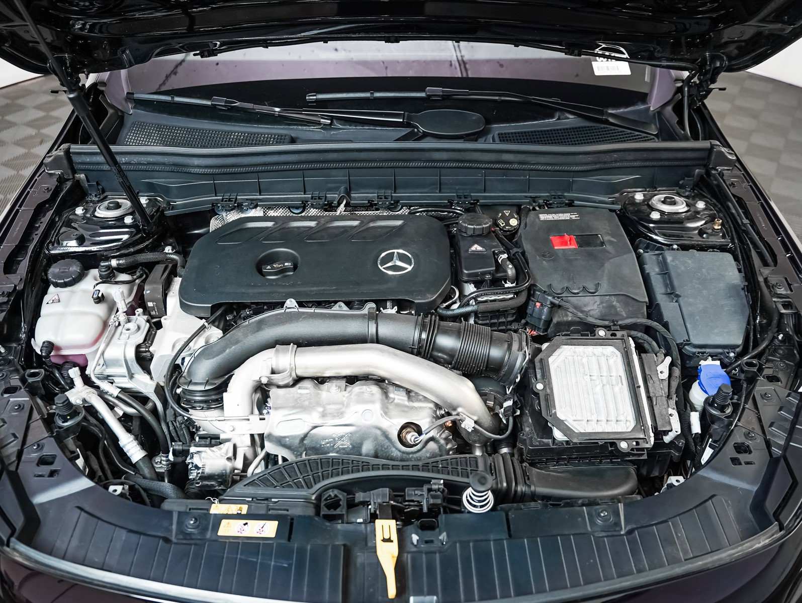 2025 Mercedes Benz GLB 250 photo 3