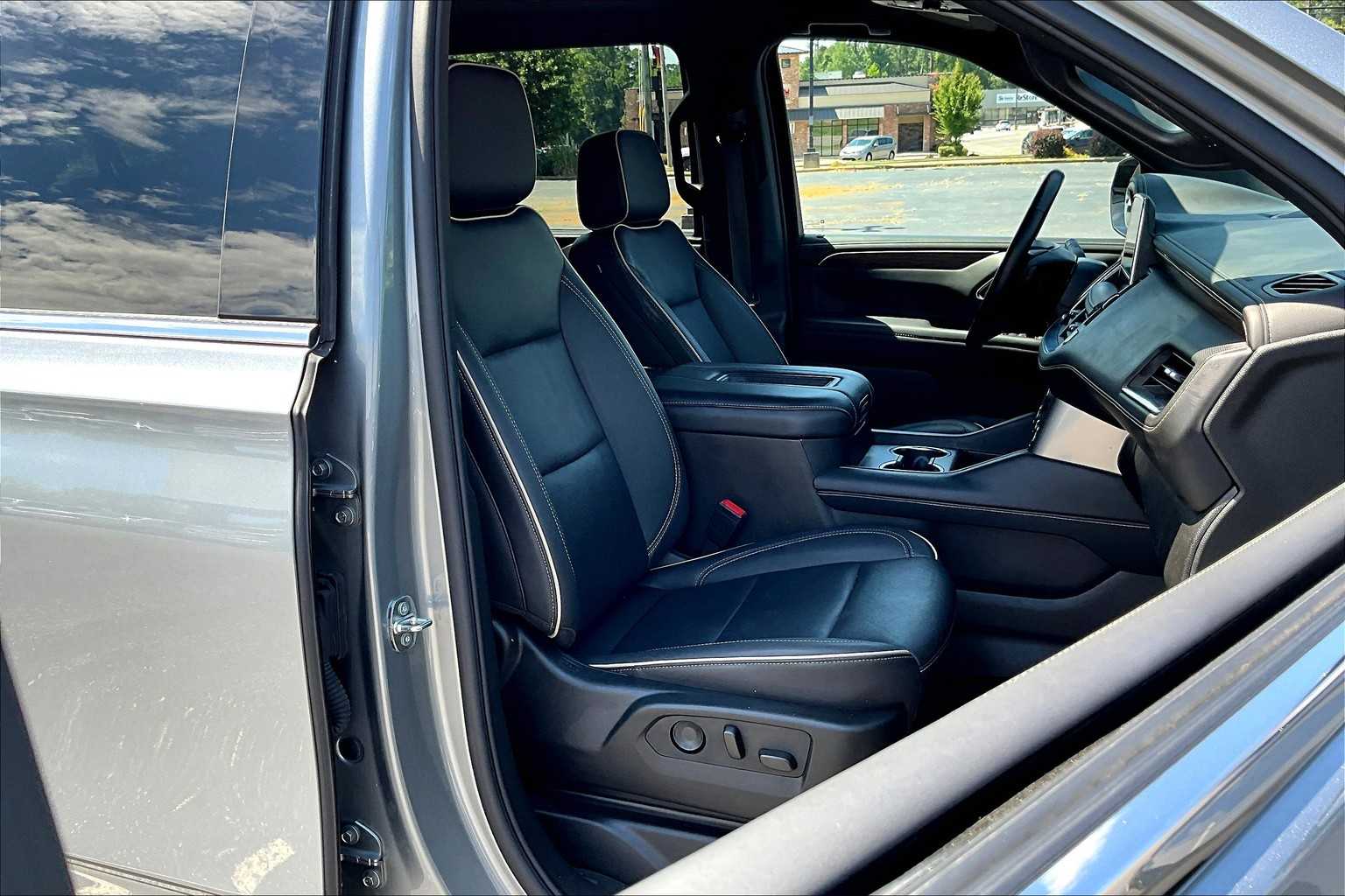 2024 Chevrolet Suburban Premier photo 8