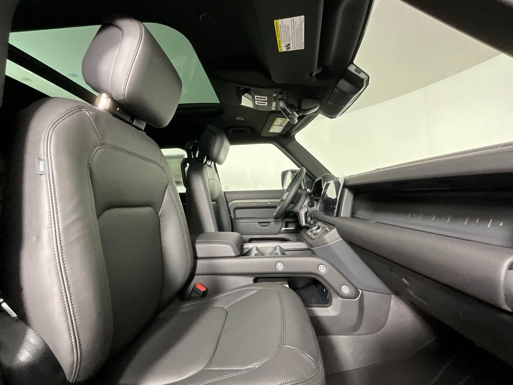 2025 Land Rover Defender 110 S photo 2