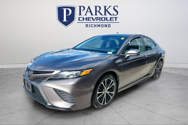 2020 Toyota Camry SE photo 3