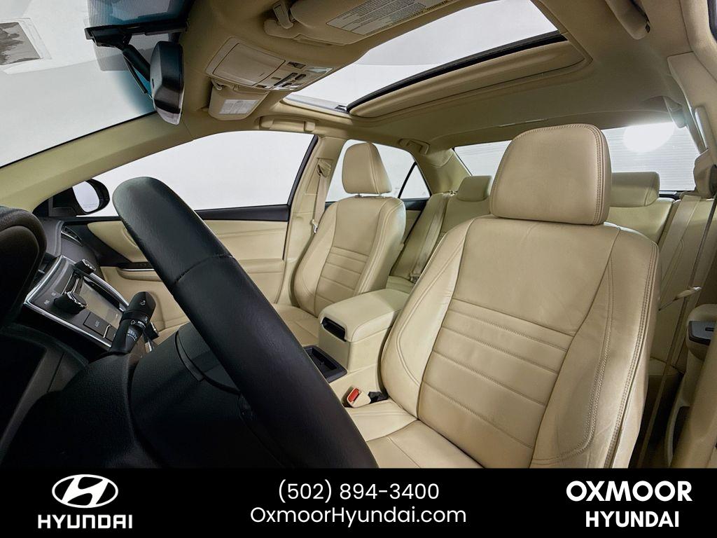 2017 Toyota Camry XLE photo 18