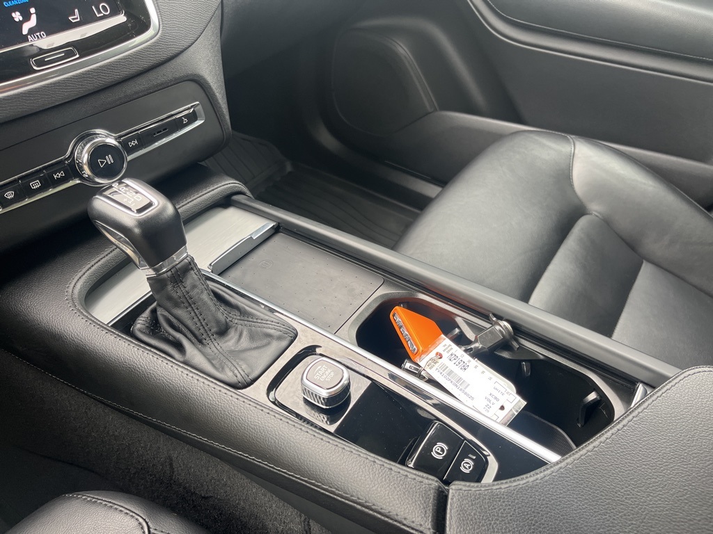 2022 Volvo XC90 T5 Momentum photo 19