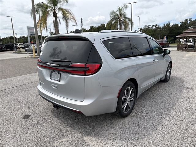 2026 Chrysler Pacifica Pinnacle photo 3