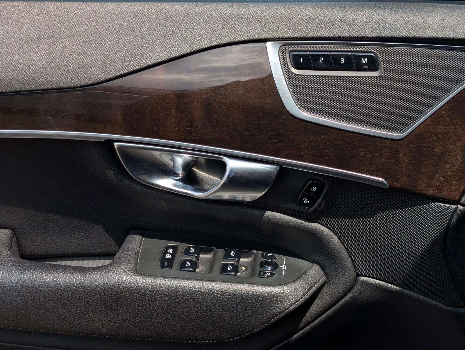2019 Volvo XC90 T6 Momentum photo 6