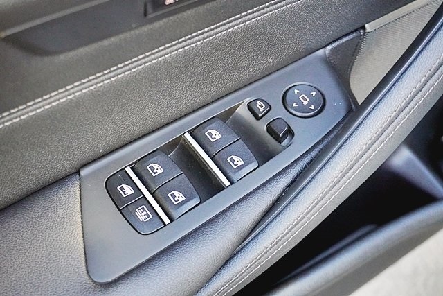 Used 2023 White BMW 530e iPerformance image 23