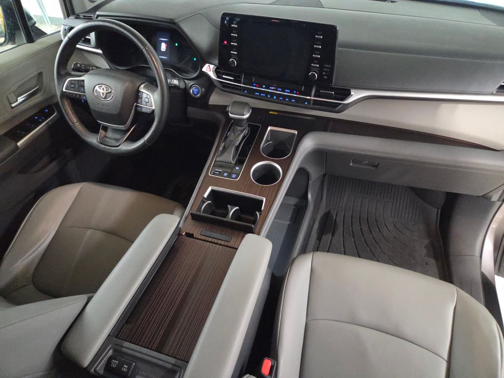 2022 Toyota Sienna XLE photo 27