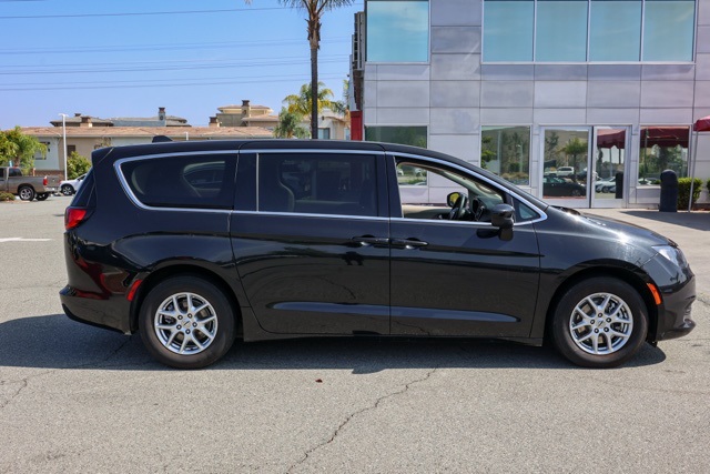 2023 Chrysler Voyager LX photo 2