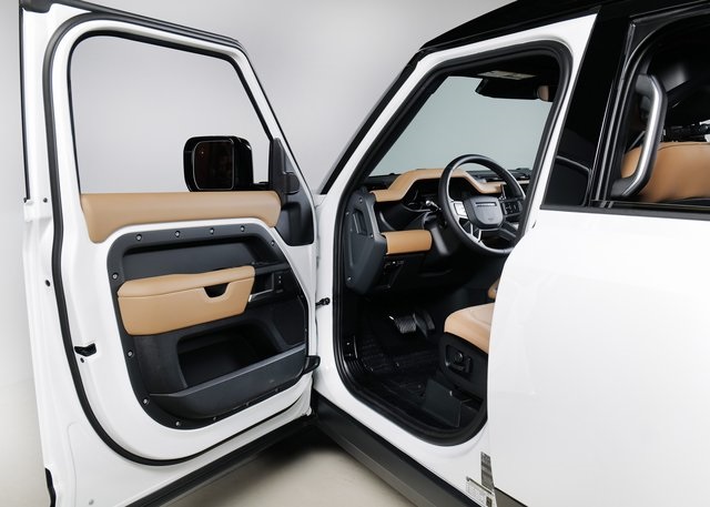 2025 Land Rover Defender 110 X-Dynamic SE photo 18