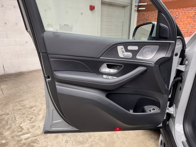2025 Mercedes Benz GLS 450 4MATIC photo 9