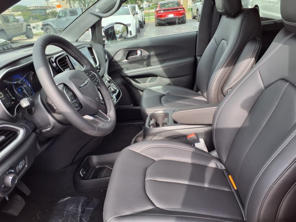 2026 Chrysler Voyager LX photo 8