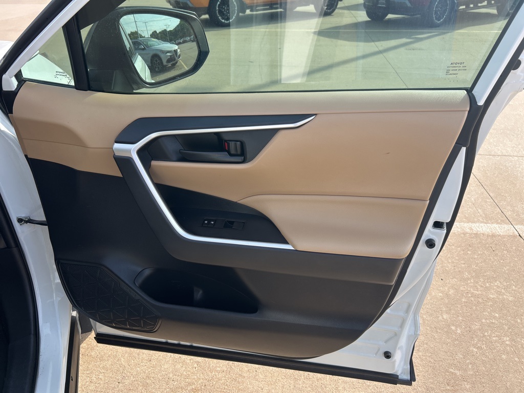 2021 Toyota RAV4 LE photo 25