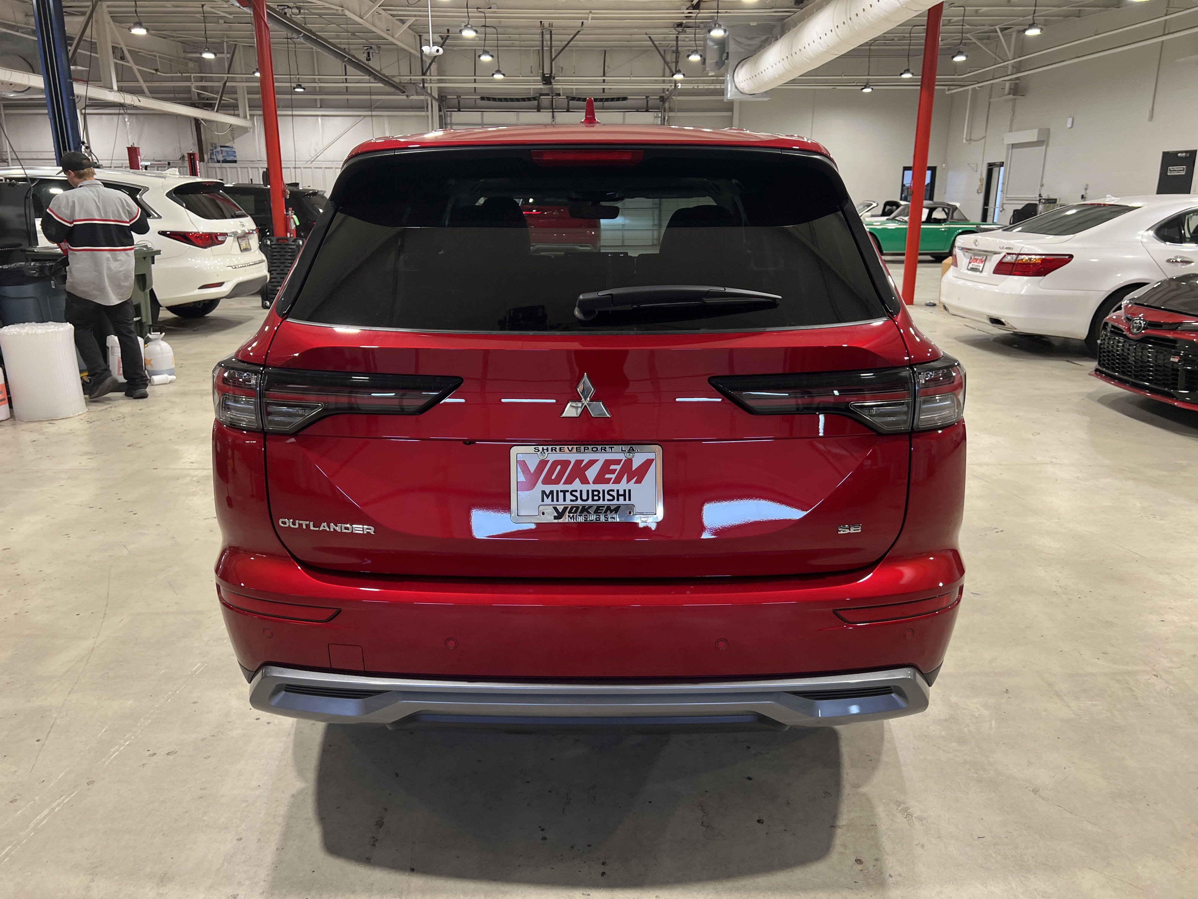 2025 Mitsubishi Outlander SE photo 4