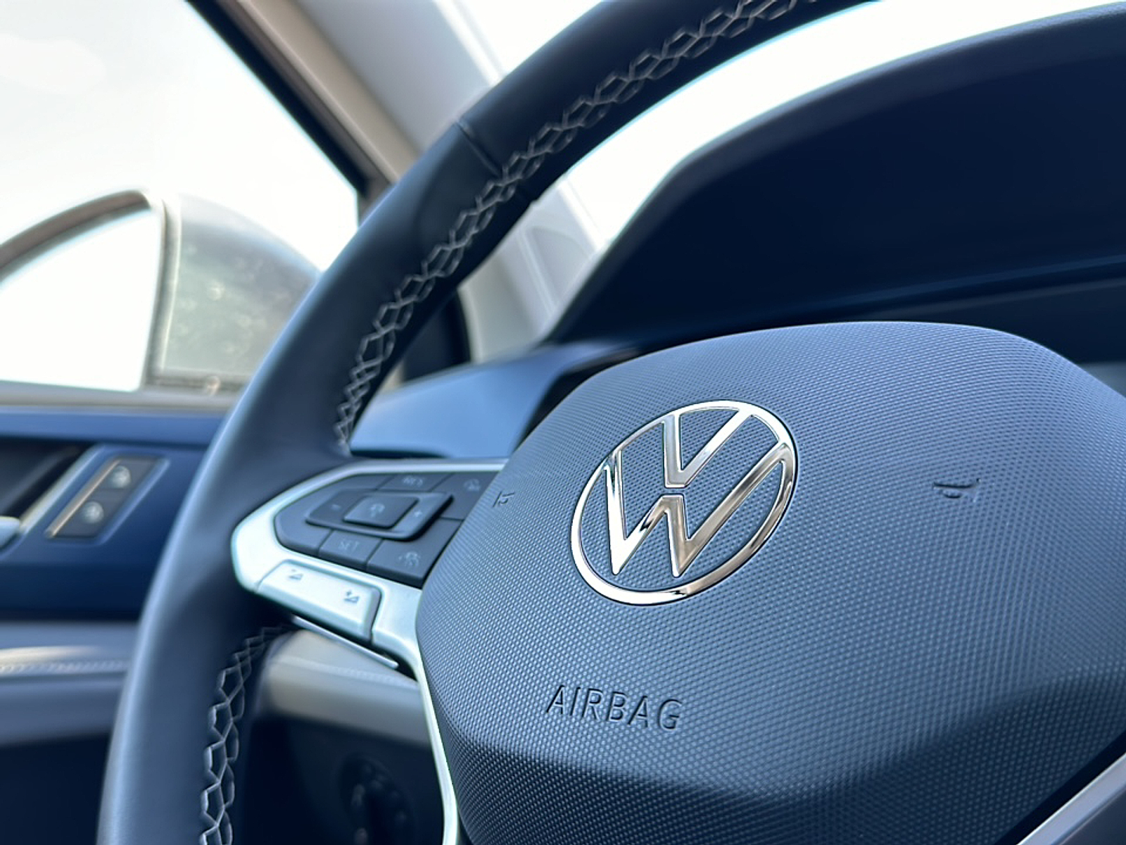 2024 Volkswagen Taos SE photo 9