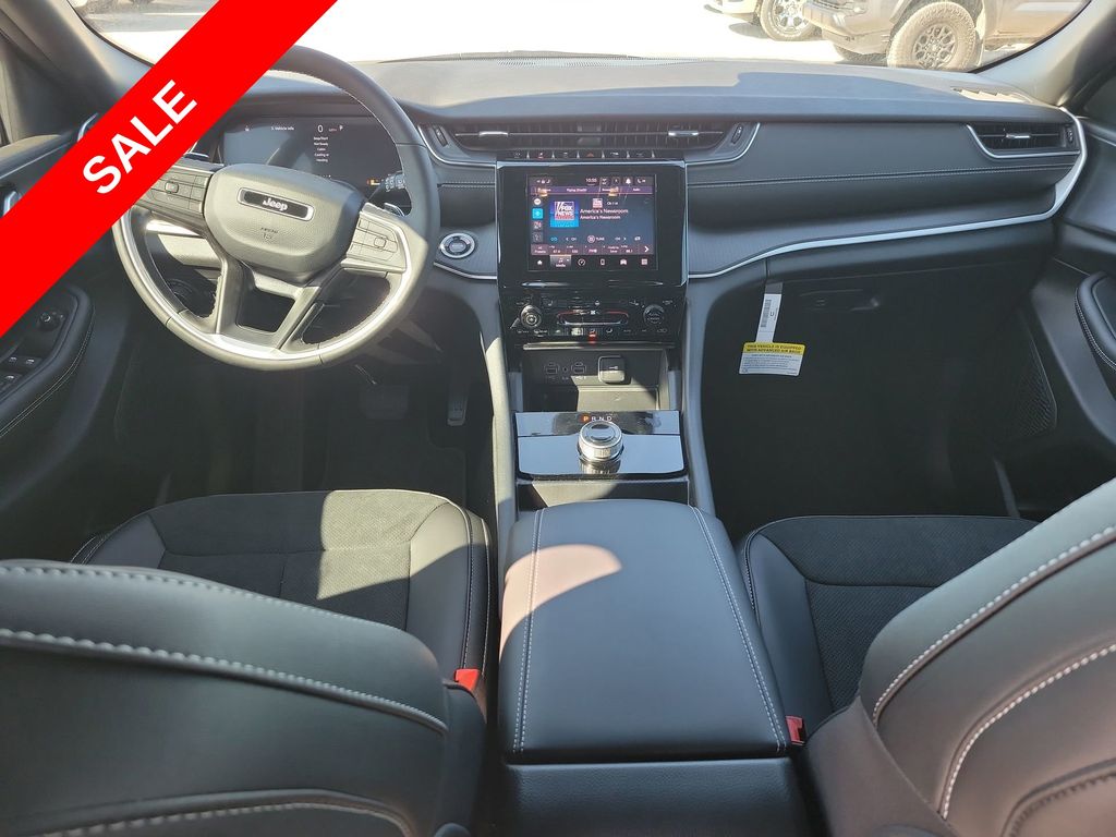 2025 Jeep Grand Cherokee Laredo Altitude photo 24