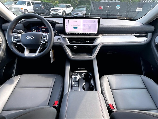 2025 Ford Explorer photo 4
