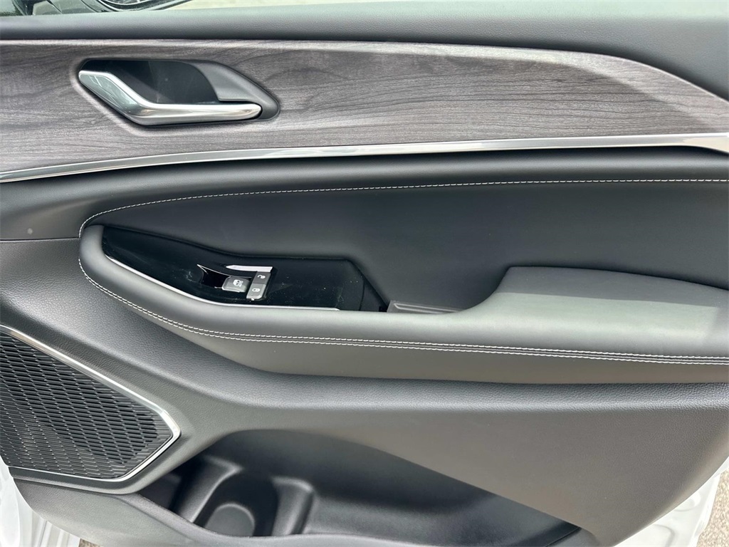 2025 Jeep Grand Cherokee Overland photo 11
