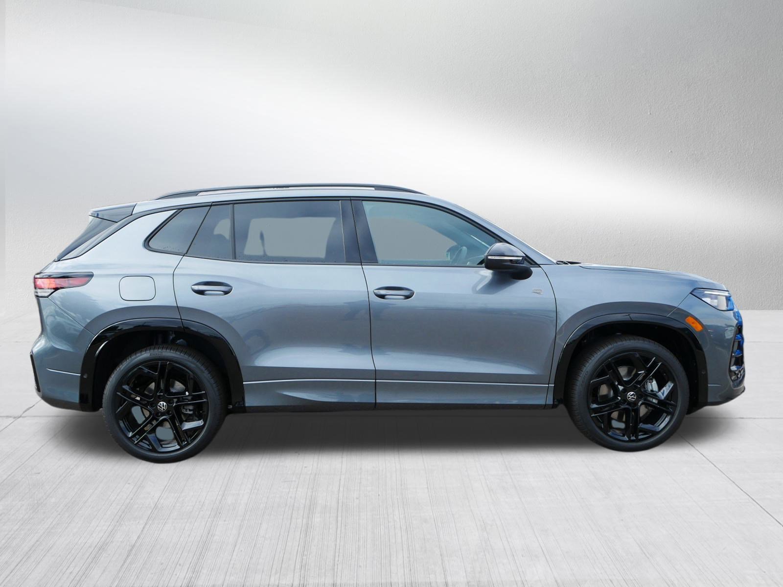 2026 Volkswagen Tiguan SE R-Line Black photo 2