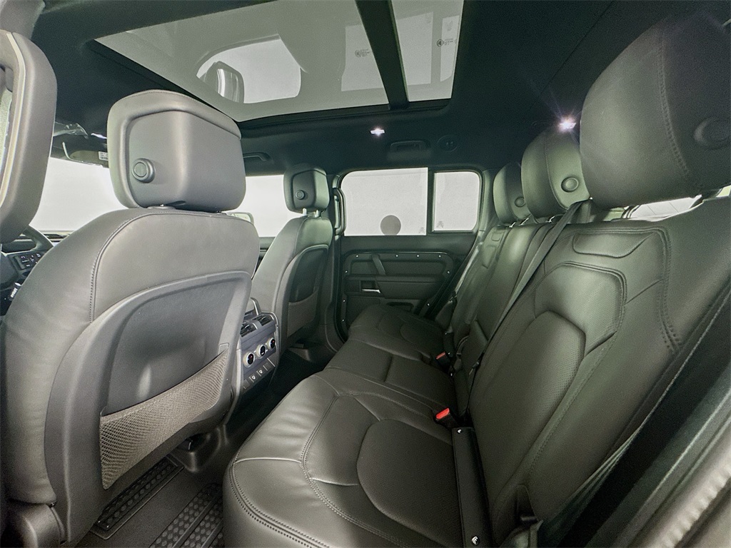 2025 Land Rover Defender 130 X-Dynamic SE photo 22